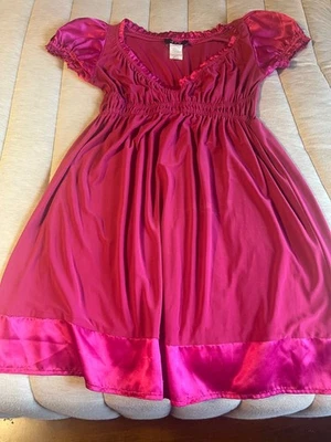 Vestido Babydoll Rosa con Escote Volantes y Ribete Satinado—Talla Mediana Foto 1 de 4