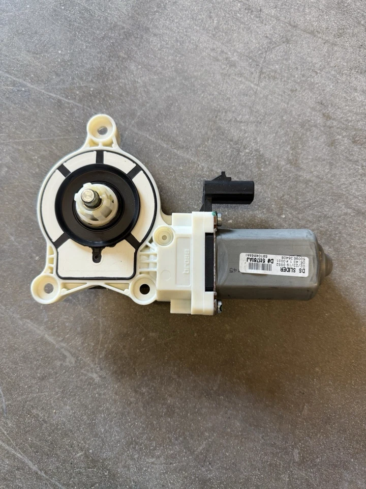 Dodge Ram 2500 19-24 retroiluminado trasero vidrio corredizo motor eléctrico 681048AI OEM Foto 1 de 4