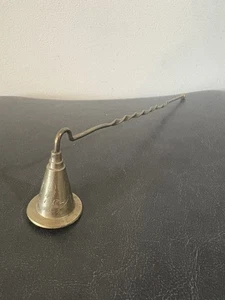 Campana grabada vintage de latón con mango retorcido India - Imagen 1 de 17