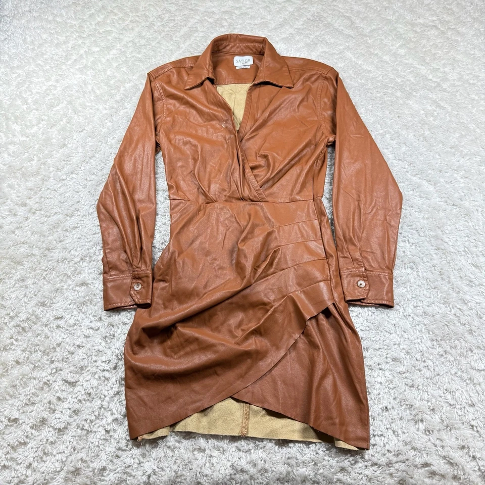 Mini vestido SAYLOR marrom couro sintético XS Romênia manga longa envoltório frente festa XS - Imagem 1 de 4