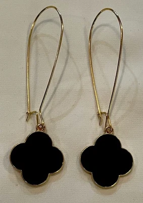 Brincos pendurados em tom dourado preto enfeite Quatrefoil elegante elegante elegante ou casual - Imagem 1 de 4