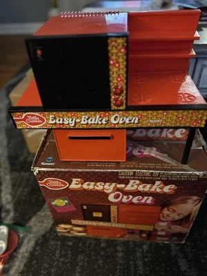 Винтажная печь Betty Crocker Easy Bake с указаниями и лотками в оригинальной коробке работает - Изображение 1 из 4