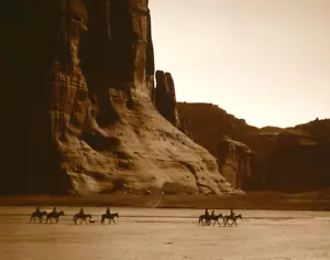 Impresión fotográfica de jinetes navajos en Canyon de Chelly 1904 11"x14 - Imagen 1 de 4