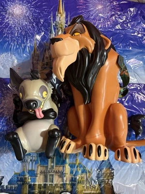 Cubo de palomitas de maíz cicatriz del Rey León 2025 de los parques Disney en mano y taza para sorber hiena Ed Foto 1 de 3