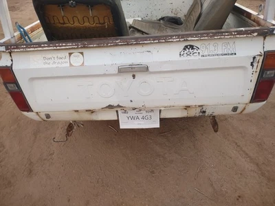 1982 TOYOTA HILUX TRUCK PICKUP TAILGATE BARE SHELL- NO LATCHES HANDLE INTERNALS! Foto 1 de 4
