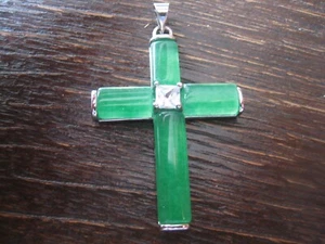 traumhaft schöner Kreuz Anhänger 18ct Weißgold vergoldet Jade leuchtend grün - Picture 1 of 4