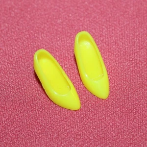 Paire de chaussures / escarpins jaunes poupée Barbie Mattel - Picture 1 of 1