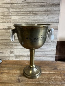 Trofeo de hielo pedestal vintage con asas Cuvee De Prestige Champagne Du Louvois - Imagen 1 de 11