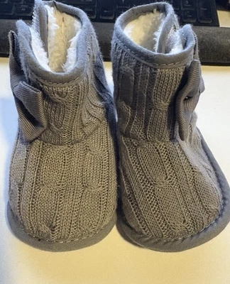 Zapatilla botín sin marca bebé talla 0-6 meses (gris/piel sintética) nueva sin etiquetas Foto 1 de 4