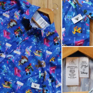 Camisa Campamento Parques Disney Adulto XL 2023 Joey Chou Magic Kingdom Tejida Verano NUEVA - Imagen 1 de 8