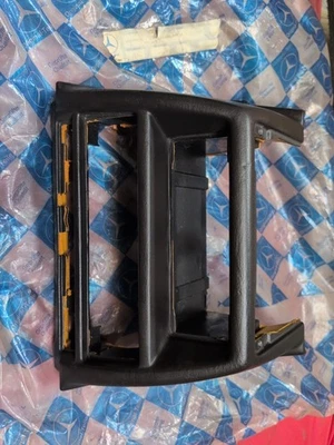 Moldura acabamento rádio console central Mercedes-Benz W201 190E 190D 2018801350 – Nova... - Imagem 1 de 4