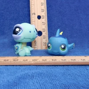 LPS Littlest Pet Shop 2 sitzende Schildkröten 1388 blau Fisch 327 GC grün lila gelb - Bild 1 von 4