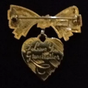 GOLDFARBENE SIGNIERTE AVON BAUMELNDE HERZSCHLEIFE BROSCHE mit Aufschrift "ICH LIEBE DICH GROSSMUTTER" - Bild 1 von 9