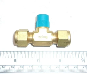 SWAGELOK B-600-3TTM, BRASS TEE FITTING 3/8"TUBE OD X2, 1/4" MNPT, 2185A - Picture 1 of 4
