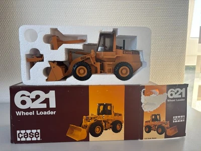 CASE Radlader 621 mit 3 Anbauteilen  Conrad #2426  1:35  OVP - Bild 1 von 3
