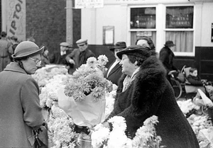 The flower stall in Kingston Market Circa 1936 Historic Old Photo - Foto 1 di 1