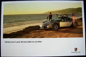 PÓSTER PUBLICITARIO PORSCHE CAYMAN SURFBOARD SHOWROOM 2007 - 2009 EE. UU. NUEVO RARO - Imagen 1 de 1