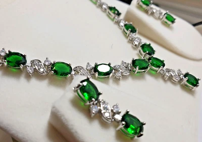 Juego de pendientes collar diamante y esmeralda verde acabado oro blanco  Foto 1 de 4
