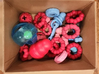 NUEVO Lote de juguetes para perros KONG fuera de paquete $304,68 precio de venta sugerido por el fabricante 32 piezas ENVÍO GRATUITO con más del 50% de descuento Foto 1 de 4