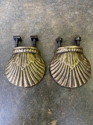 Anciennes poignées coquillage de tiroir meubles commode , en bronze - Photo 1/3