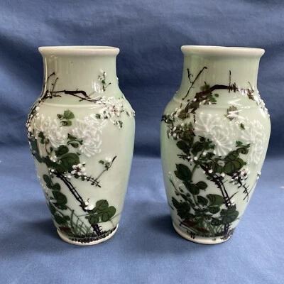 Par de jarrones de porcelana vintage japoneses Seto verde Celadón alto relieve 7 1/8" Foto 1 de 4