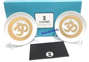 Lladro OM Decorative Plates W/Stand Set of 2pcs Golden Porcelain NEW 01009220 - Imagen 1 de 4