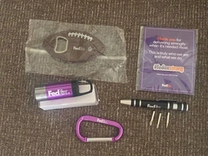 SET (5) FedEx AUSGEGEBENER KARABINERÖFFNER TASCHENLAMPE SCHRAUBENDREHER MÜTZE PIN ALLE NEU - Bild 1 von 16