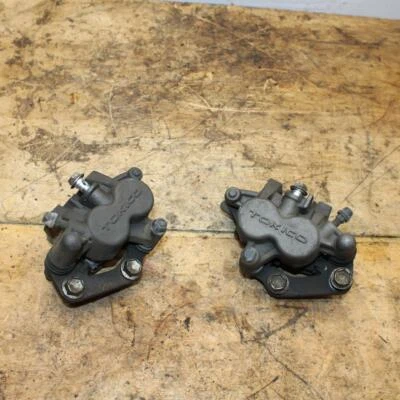 07-11 JUEGO PINZAS FRENO DELANTERO DERECHO IZQUIERDO SUZUKI VSTROM 650 PAR PINZAS BB340 Foto 1 de 4