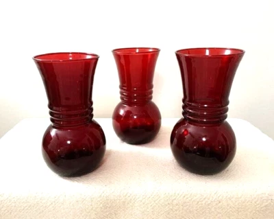 VTG ANCHOR HOCKING Royal Ruby Red Depression Glass 3 Ring Vase 6 3/8" - Lot of 3 - Image 1 of 4