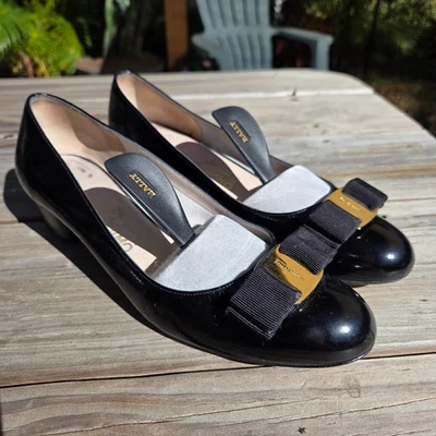 $575 Salvatore Ferragamo Bow Gold Pumps Women's Black Vara Kitten Heels 7.5 C - Image 1 of 4