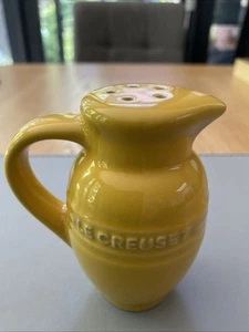 Mustard yellow Le Creuset Sprinkle Jug 9 Cm. Chocolate Or Condiments, Excellent - Picture 1 of 4