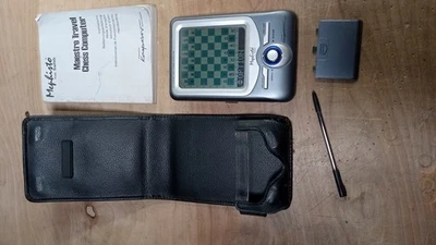 Computadora de ajedrez de bolsillo Mephisto Saitek Maestro estuche original y lápiz óptico Foto 1 de 2