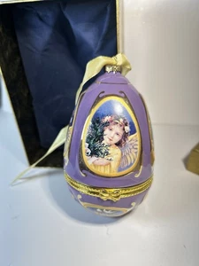 2008 Mr Christmas uovo musicale ornamento porcellana Valerie Parr Hill viola (1074) - Foto 1 di 9