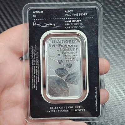 Royal Mint 1oz James Bond 007 Diamonds are Forever Silberbarren (versiegelt) Milchfleck - Bild 1 von 2