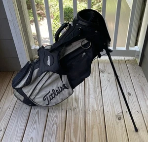 Titleist Lightweight Carry Stand Bag 6-Way Divider 9-Zip Pockets No Rain Cover - Picture 1 of 9