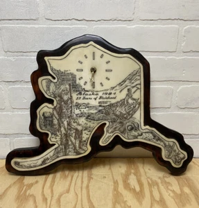 Vintage 1984 Alaska Form Uhr, graviertes Resin auf Holz, 25 Jahre Staatlichkeit - Bild 1 von 13