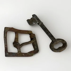 Vintage Rusty Metal Buckle Skeleton Key Rustic Primitive Western Farmhouse - Picture 1 of 3