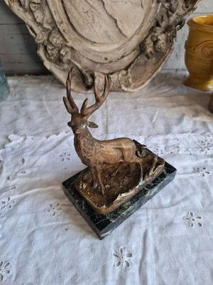 Bronze ancien cerf sur stèle signé a identifier  statue animalière - Photo 1/4