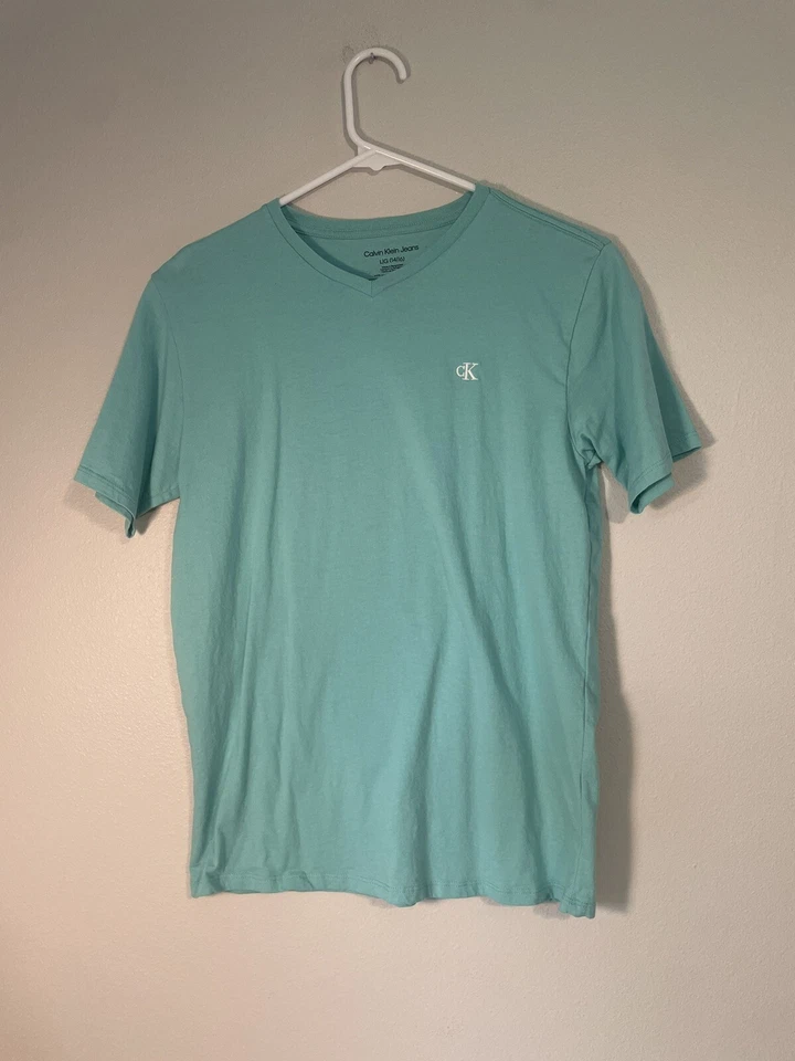 Camiseta Calvin Klein Juvenil Cuello en V Algodón Grande 14/16, Verde azulado Foto 1 de 4