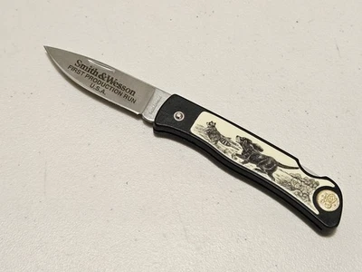 Cuchillo Plegable Smith & Wesson Primera Producción Run - Mapache Persiguiendo Perros Foto 1 de 4