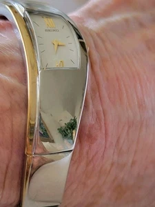 Seiko Quarzuhr 1F20-0AL0 Damen Dual Tone Stahl Asymmetrica L braucht Batterie  - Bild 1 von 15