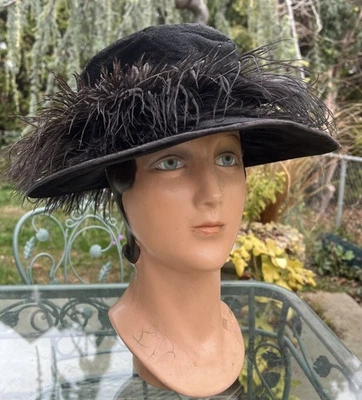 ANTIGUO SOMBRERO EDUARDIANO DE FELPA NEGRO CON PLUMAS DE AVESTRUZ Foto 1 de 4