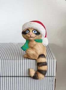 Cute raccoon in Christmas hat shelf sitter EUC - Imagen 1 de 8