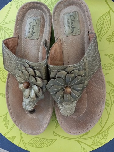 SANDALI CLARKS ARTIGIANI 9M PELLE BRONZO FIORE con perline centrali