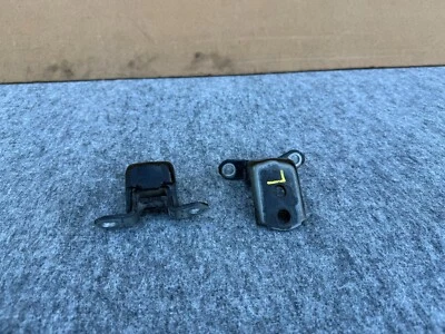 SOPORTES BISAGRAS PUERTA INFERIOR Y SUPERIOR CONDUCTOR IZQUIERDO NISSAN 370Z 2009-2021 OEM (JUEGO) Foto 1 de 4