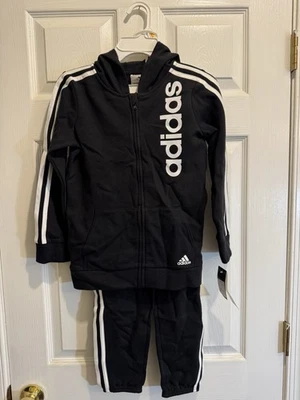 Nuevo Adidas Juvenil 2 Piezas Conjunto Activo Blanco y Negro Talla 7 Nuevo Con Etiquetas Foto 1 de 4