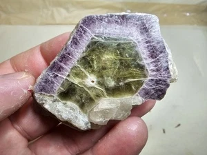 Borde de lepidolita circundante moscovita mica cristal de Madagascar - bicolor - Imagen 1 de 10