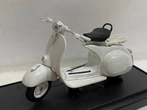 1:18 Vespa 150 1956 MAISTO Legendary bikes Diecast Bike Motorcycle - Picture 1 of 6