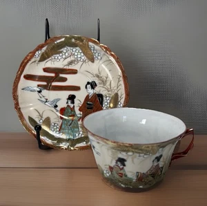 Taza y platillo vintage Satsuma Moriage Japón dos grúas hombre y mujer pintado a mano - Imagen 1 de 6
