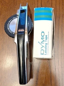 Vintage DYMO 1570 Chrom Spin Dial Bandmaschine Beschriftungsgerät/6 Rollen Band - Bild 1 von 6